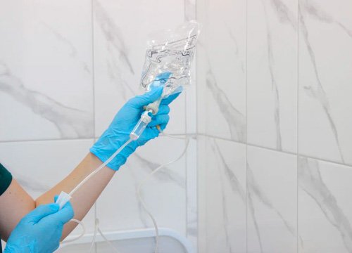 Капельница Берлитиона Врач готовит капельницу для пациента